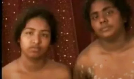 एक लाल रंग की पोशाक में एक लड़की सेक्स फिल्म का वीडियो एक उत्साही टोपी को उत्तेजित करता है