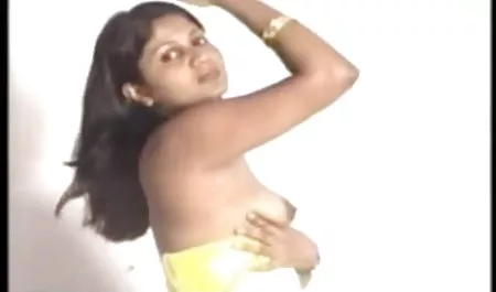 चिकी खाती है और संकेतों पिक्चर वीडियो में सेक्सी लेता है