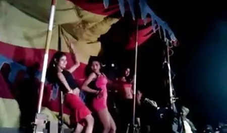 इस राज्य सेक्सी हिंदी फिल्म दिखाओ में नग्न है, जो एक खूबसूरत औरत