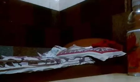 प्रेमिका पैर पाला है और वापस सेक्सी हिंदी सेक्सी मूवी खींच लिया
