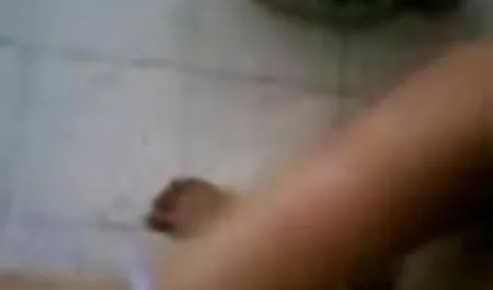 एक लड़की वहाँ एक नकली डिक हो पूरी सेक्सी फिल्म जाता है तो एक टिप मिटा