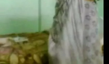 उसके हाथ के साथ हिंदी सेक्सी फिल्म बॉलीवुड उसके नग्न शरीर को पथपाकर