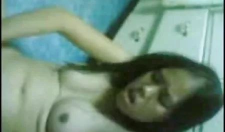Katya उंगलियों खुद सेक्सी हिंदी फिल्म सोफे पर
