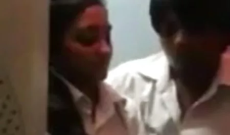 जबकि कॉफी बनाने, सेक्सी भोजपुरी फिल्म हिंदी आदमी अपने लिंग को दिखाने के लिए गंदा हो गया