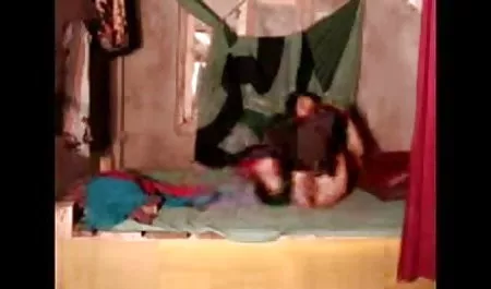 जीभ (दोस्त द्वारा हिंदी पिक्चर फिल्म सेक्सी चूसा))
