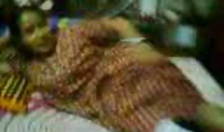 तीन लड़कियों को सेक्स करने का वीडियो फिल्म फुटबॉल के मैदान को लालच दिया गया