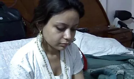डॉक्टर एक दर्पण के ब्लू सेक्सी फिल्म देखने वाली साथ उसे बिल्ली पर एक नज़र लिया