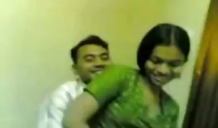 जोड़ी के कमरे में यौन संबंध हिंदी इंग्लिश सेक्सी मूवी है