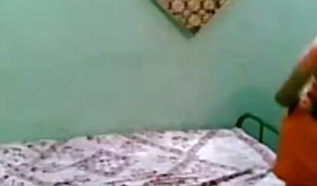 ऑपरेटर अपनी उंगलियों के साथ हिंदी सेक्सी फिल्म देखने वाली मॉडल की हेयर स्टाइल को छू लेती है