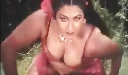 च्लोए लामोर, एक मोटा, अंधेरे चमड़ी औरत, प्रकृति की बाहों में एक दुर्जेय हिंदी फिल्म सेक्सी बफ आदमी पेय