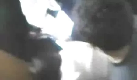 छोटे स्कर्ट के साथ लड़की कैमरे हिंदी में सेक्सी पिक्चर हिंदी में सेक्सी पिक्चर पर मोज़ा खींचती