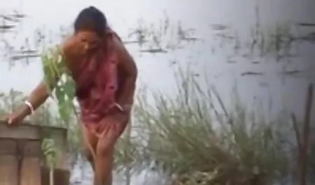टैटू के साथ गोरा उसके पैरों पर हिंदी सेक्सी मूवी दिखाओ फैला