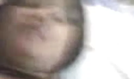 पॉल क्षेत्र के बीच सेक्सी ब्लू हिंदी में ध्यान से बैठे