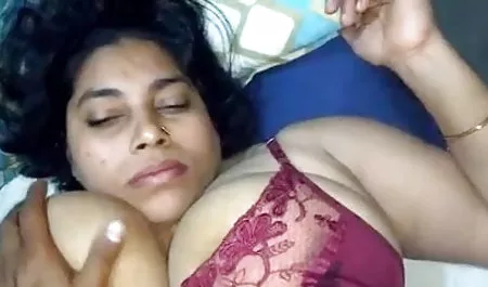चेहरे पर वीडियो में सेक्सी हिंदी फिल्म कठोर पैंट में गर्म लड़की के साथ कमबख्त