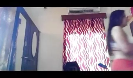 Ariana Marie काले बाल, लंबे पैर सेक्सी फिल्म वीडियो दे दो के साथ