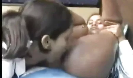 दो लड़कियों की दीवार में हिंदी मूवी सेक्सी वीडियो छेद के साथ बंधे हैं