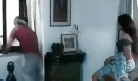 उसकी पत्नी के एक सदस्य ब्लू पिक्चर ब्लू फिल्म हिंदी बाथरूम की बैठक में मदद की