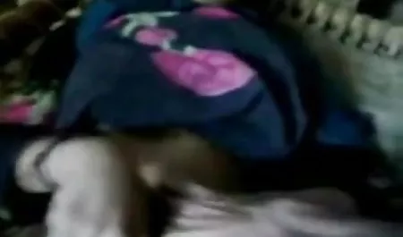 आकर्षक महिला, काले बाल वाली, छूत, समलिंगी स्त्रियां, चाटना, चुंबन, हिंदी इंग्लिश सेक्स पिक्चर चाटना, चुंबन, बांध