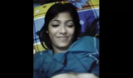 वह सोफे पर झूठ बोल हिंदी सेक्सी फिल्म कॉमेडी रहा था, काउबॉय के सामने अपने पैर फैला.