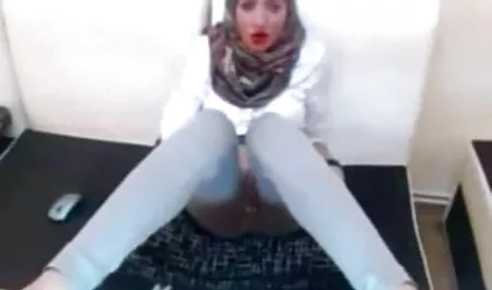Busty सेक्स सेक्स सेक्स फिल्म वीडियो में MILF स्ट्रिप्स और खाती है बिल्ली