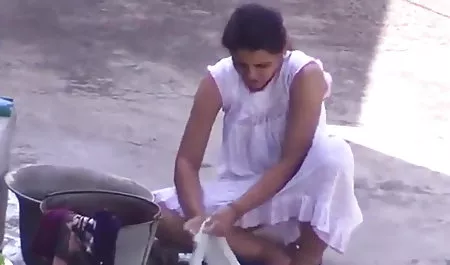 यह लड़की ऑनलाइन सेक्स फिल्म सफेद जाँघिया और स्तन के साथ चमकता