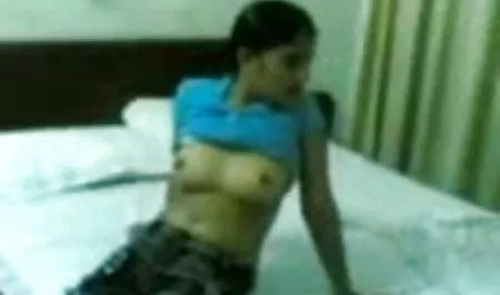 रूसी पेशेवरों के साथ सॉना में स्थापित सैक्सी हिन्दी फिल्म