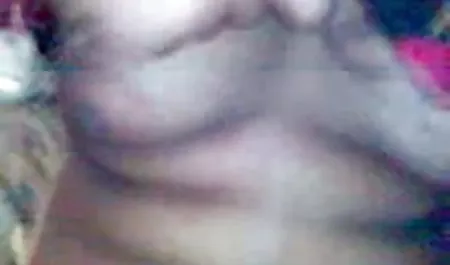 बेबी चला हिंदी सेक्सी फिल्म देखने के लिए गया पर एक dildo