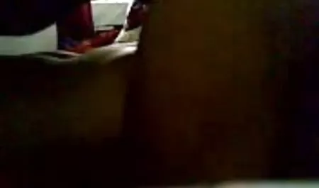 मैं एक कुर्सी पर बैठ गया और रसोई घर में अपने पैरों के नीचे लिखा बॉबी देओल सेक्सी फिल्म