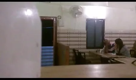 वह उसे क्लिप स्ट्रोक के लिए सोफे पर आया सेक्स सेक्स फिल्म मूवी था