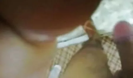 ऐलिस एक संकीर्ण खोलने कोई सेक्सी फिल्म दिखाइए के साथ एक मोटी ट्रंक पर बैठता है और जोर से शिकायत