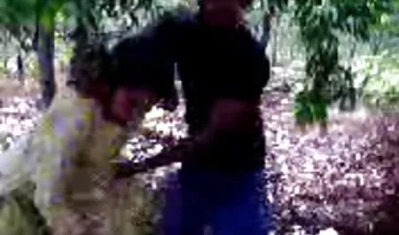सोनिया उसकी स्कर्ट को उठा लिया और उसके होठों हिंदी में ब्लू पिक्चर सेक्सी के बीच खड़ा था