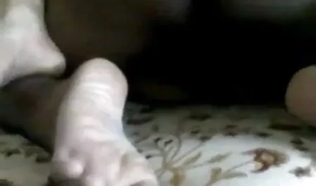 एक आदमी उसके बगल में सोता है कि एक नशे में दोस्त सेक्स सेक्स फिल्म मूवी के साथ धोखा