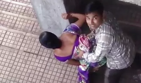 सड़क हिंदी सेक्सी मूवी पर श्यामला और गीला जाँघिया