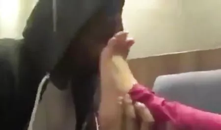 आदमी आईने के सामने लाल अंडरवियर के साथ एक मालकिन हिंदी वाली सेक्सी फिल्में प्यार करता है