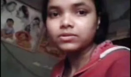 सेक्सी महिला उत्साहित थी और छिपा डिल्डो बाहर खींच लिया सेक्सी हिंदी फिल्म वीडियो में ।
