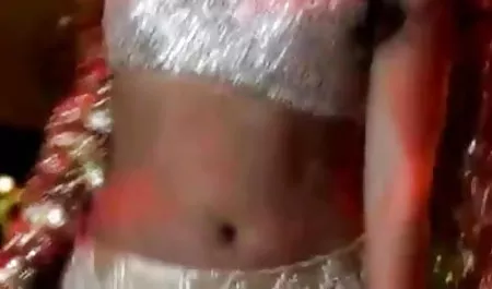 एक भूरे रंग सेक्सी फिल्म हिंदी भोजपुरी औरत कालीन पृष्ठभूमि के खिलाफ आता है