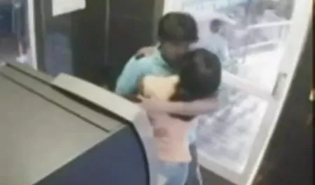 जवान औरत एक जवान आदमी के साथ एक सेक्सी फिल्म देखने में बड़े बाथरूम में देखा