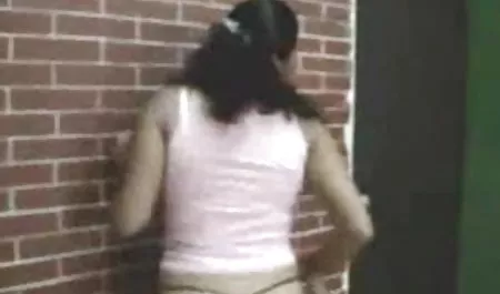 हुड में उसकी पत्नी सेक्सी पिक्चर फुल मूवी किक्स