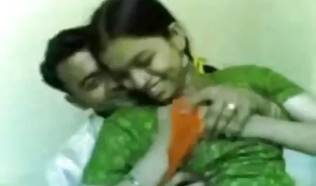 एक पड़ोसी खुद को सुंदर स्तनों पर गीला और कमबख्त हिंदी में सेक्सी ब्लू प्राप्त करने की अनुमति दी