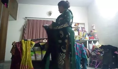 लिसा उसके होंठ सेक्सी फिल्म हिंदी में वीडियो फिल्म लिप्त के साथ मुर्गा खाती है