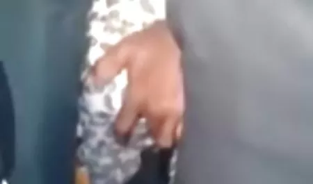 दारिया पतली टांगों पर नाइलन के हिंदी सेक्सी फिल्म सुपरहिट मोज़े पहनने की कोशिश करता है