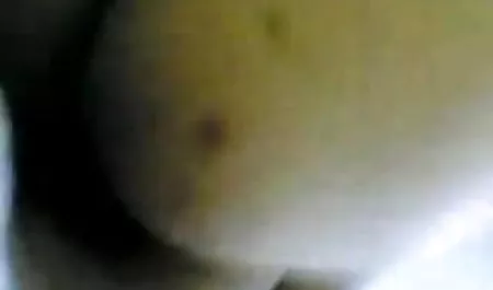 लड़की एक ट्रंक हिंदी फिल्म अरे सेक्सी के पीछे छिपा दिया और पेशाब करने के लिए उसकी पैंट बकवास