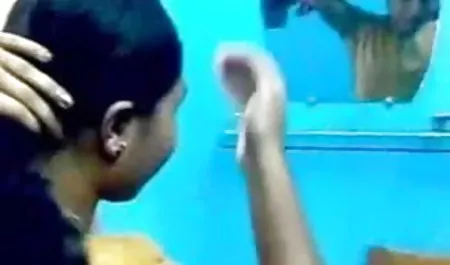 वह ब्लू सेक्सी हिंदी में अपने पैर फैला है और उसे बिल्ली निचोड़ा